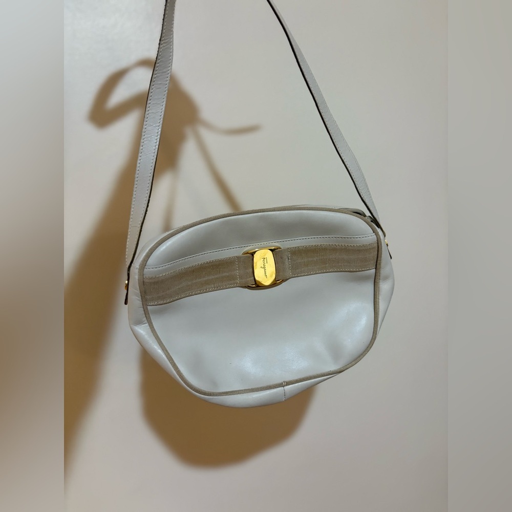 Salvatore Ferragamo cream crossbody Bag‎